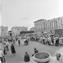 Очередь на продовольственной ярмарке | Торговля. 1987 г., г.Северодвинск. Фото #C11425.