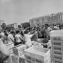 Уличная торговля | Торговля. 1987 г., г.Северодвинск. Фото #C14861.