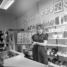 Продавец отдела "Сувениры" | Торговля. 1987 г., г.Северодвинск. Фото #C13561.