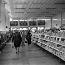 Торговый зал универсального магазина | Торговля. 1987 г., г.Северодвинск. Фото #C13565.