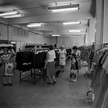 Торговый зал с детской одеждой | Торговля. 1987 г., г.Северодвинск. Фото #C13566.