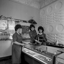 В ювелирном магазине | Торговля. 1987 г., г.Северодвинск. Фото #C13567.