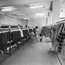 Школьная форма в торговом зале | Торговля. 1987 г., г.Северодвинск. Фото #C13568.