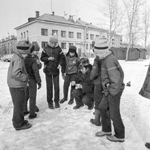 Запуск планера во дворе | Школа. 1987 г., г.Северодвинск. Фото #C10559.