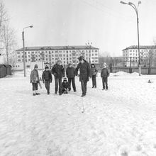 Запуск планера во дворе | Школа. 1987 г., г.Северодвинск. Фото #C10560.