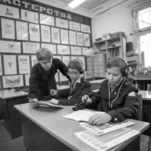 Изучение азбуки Морзе | Школа. 1987 г., г.Северодвинск. Фото #C13597.