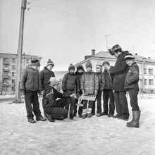 Запуск ракеты во дворе | Школа. 1987 г., г.Северодвинск. Фото #C10561.