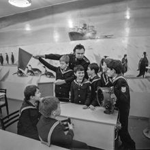Занятие по флажному семафору в клубе юных моряков | Школа. 1987 г., г.Северодвинск. Фото #C8419.