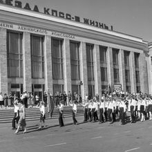 Пионерский парад | Школа. 1987 г., г.Северодвинск. Фото #C11479.