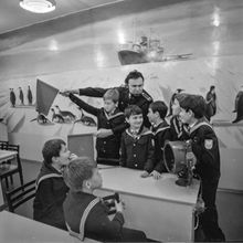 Занятие по флажному семафору в клубе юных моряков | Школа. 1987 г., г.Северодвинск. Фото #C8420.