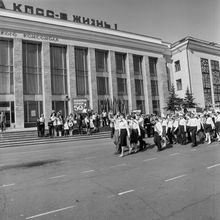 Пионерский парад. | Школа. 1987 г., г.Северодвинск. Фото #C11482.