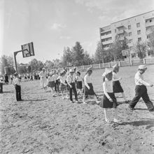 Пионерская линейка в детском лагере при школе № 11. | Школа. 1987 г., г.Северодвинск. Фото #C11495.