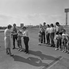 Соревнования "Папа, мама, я - спортивная семья!" на стадионе "Север" | Спорт. 1987 г., г.Северодвинск. Фото #C13634.