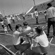 Соревнования "Папа, мама, я - спортивная семья!" на стадионе "Север" | Спорт. 1987 г., г.Северодвинск. Фото #C13635.