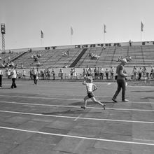 Соревнования "Папа, мама, я - спортивная семья!" на стадионе "Север" | Спорт. 1987 г., г.Северодвинск. Фото #C13636.