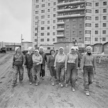 Женская бригада на строительстве | Строительство. 1987 г., г.Северодвинск. Фото #C13665.