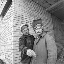 Два строителя | Строительство. 1987 г., г.Северодвинск. Фото #C13674.