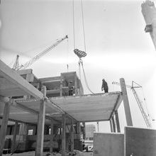 Монтаж панелей  | Строительство. 1987 г., г.Северодвинск. Фото #C13679.