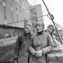 На строительстве ЦУМа | Строительство. 1987 г., г.Северодвинск. Фото #C13686.