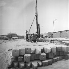 Забивка свай под здание нового городского рынка | Строительство. 1987 г., г.Северодвинск. Фото #C13703.