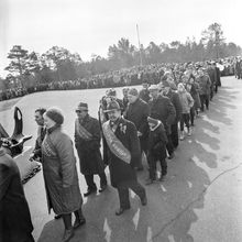 Возложение цветов  и венков к братской могиле 9 мая | Ветераны. 1987 г., г.Северодвинск. Фото #C12612.