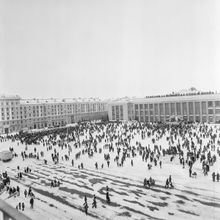 Проводы русской зимы на площади Победы.  | Виды города. 1987 г., г.Северодвинск. Фото #C13740.