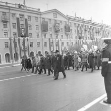 Колонна демонстрантов | Общественная жизнь. 1987 г., г.Северодвинск. Фото #C8608.