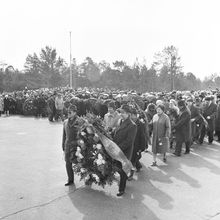 Возложение цветов 9 мая | Общественная жизнь. 1987 г., г.Северодвинск. Фото #C12656.