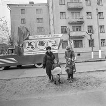 В праздничный день | Общественная жизнь. 1987 г., г.Северодвинск. Фото #C8618.