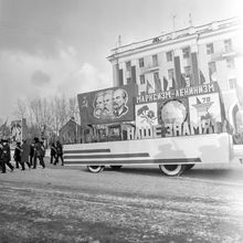 Демонстрация 7 ноября 1987 г. | Общественная жизнь. 1987 г., г.Северодвинск. Фото #C13827.