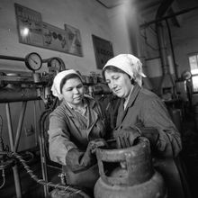 Заправка газовых баллонов | Предприятия. 1987 г., г.Северодвинск. Фото #C11770.