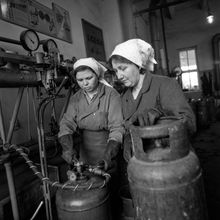 Работницы газозаправочной станции | Предприятия. 1987 г., г.Северодвинск. Фото #C11776.