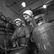 Работницы газозаправочной станции | Предприятия. 1987 г., г.Северодвинск. Фото #C11777.