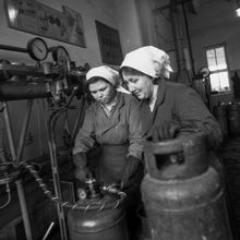 Работницы газозаправочной станции | Предприятия. 1987 г., г.Северодвинск. Фото #C11778.