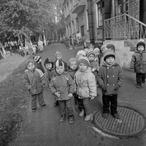 На прогулке | Дети. 1987 г., г.Северодвинск. Фото #C14828.