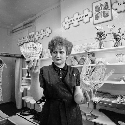 Светлана Бычкова предлагает товар | Торговля. 1987 г., г.Северодвинск. Фото #C14856.