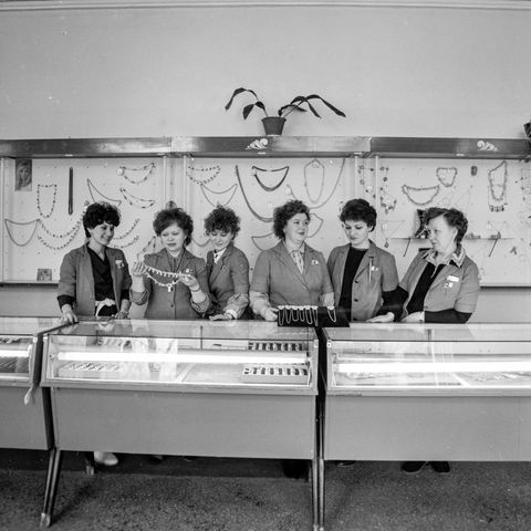 Продавцы ювелирного магазина | Торговля. 1987 г., г.Северодвинск. Фото #C14863.