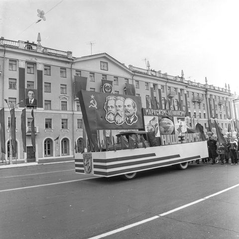Автомобиль во главе колонны | Общественная жизнь. 1987 г., г.Северодвинск. Фото #C14947.