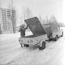 Юрий Зорин, около легкового автоприцепа | Транспорт. 1988 г., г.Северодвинск. Фото #C14478.