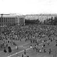 Народ на площади во время открытия памятнику В.И.Ленину | Культура. 1988 г., г.Северодвинск. Фото #C1203.