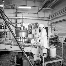 Линия на молочном заводе | Предприятия. 1988 г., г.Северодвинск. Фото #C14475.