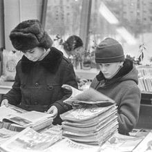 В книжном магазине | Торговля. 1989 г., г.Северодвинск. Фото #C17827.