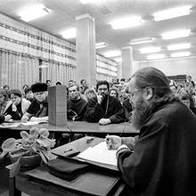 Встреча со священником | Горожане. 1990 г., г.Северодвинск. Фото #C13152.