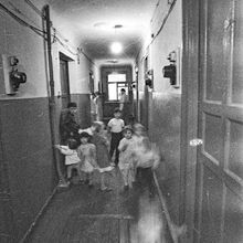 В коридоре коммунальной квартиры | Горожане. 1990 г., г.Северодвинск. Фото #C13165.