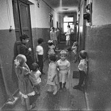 В коридоре коммунальной квартиры | Горожане. 1990 г., г.Северодвинск. Фото #C13166.