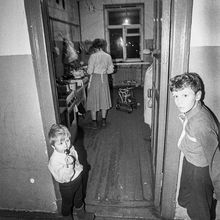 В коридоре коммунальной квартиры | Горожане. 1990 г., г.Северодвинск. Фото #C13167.