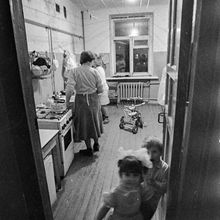 Кухня коммунальной квартиры | Горожане. 1990 г., г.Северодвинск. Фото #C13169.