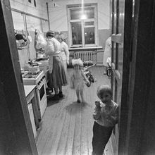 Кухня коммунальной квартиры | Горожане. 1990 г., г.Северодвинск. Фото #C13170.