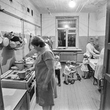 Кухня коммунальной квартиры | Горожане. 1990 г., г.Северодвинск. Фото #C13171.