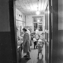 Кухня коммунальной квартиры | Горожане. 1990 г., г.Северодвинск. Фото #C13172.